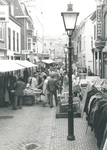 861926 Afbeelding van een rommelmarkt gehouden in de Willemstraat in Wijk C te Utrecht, met op de achtergrond het Vredenburg.